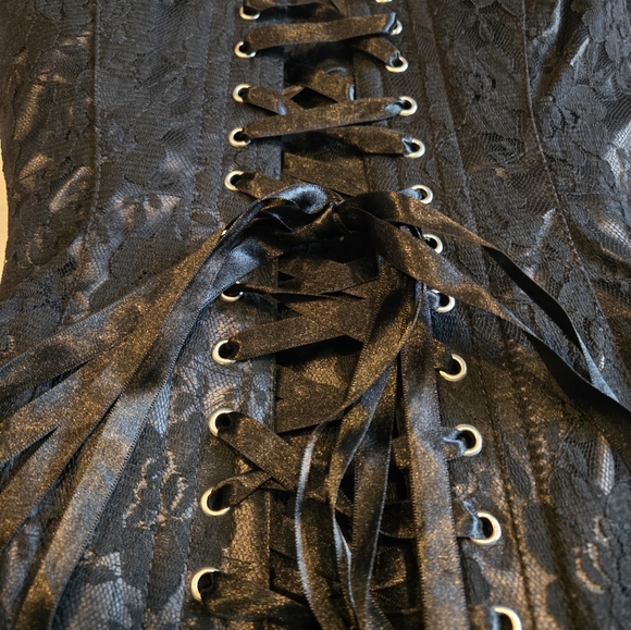 Alt Noir black lace overbust skirted corset size small - Picture 8 of 11